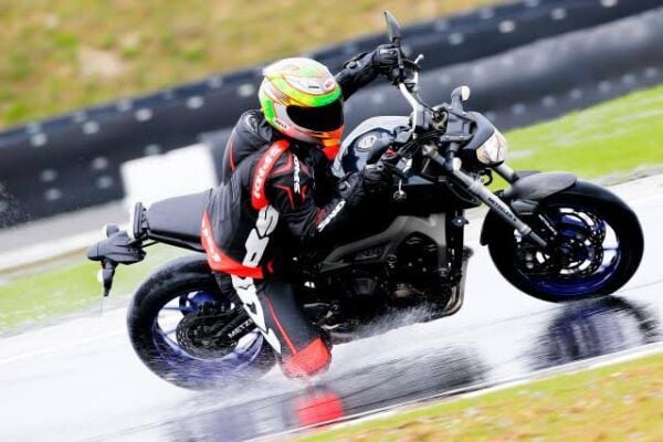 Metzeler 120/70ZR19 Roadtec 01 SE 60W Motosiklet Ön Lastik